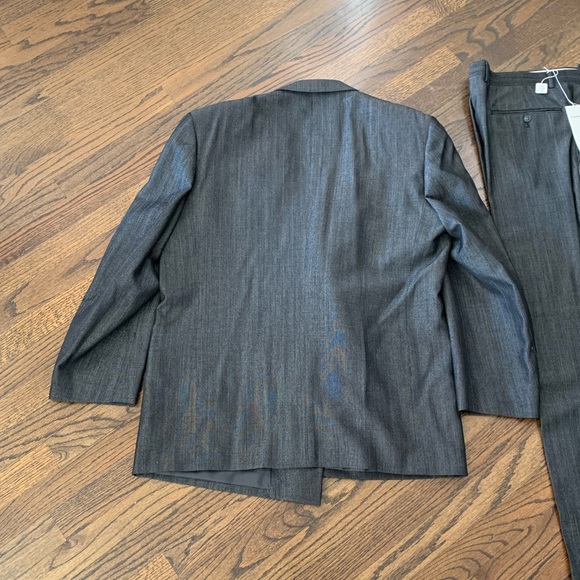New Goldlion Men’s Suit Asia Sizing, around size 40 Canadian - Picture 10 of 16